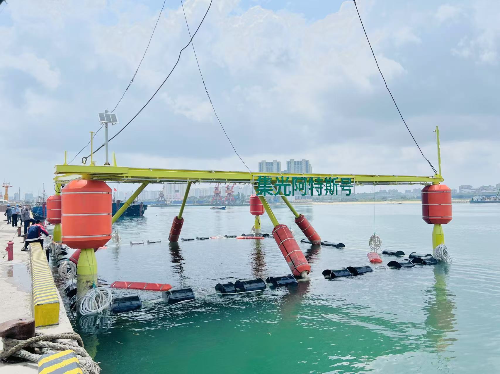 “集光阿特斯号”海上浮式光伏平台下海安装到位