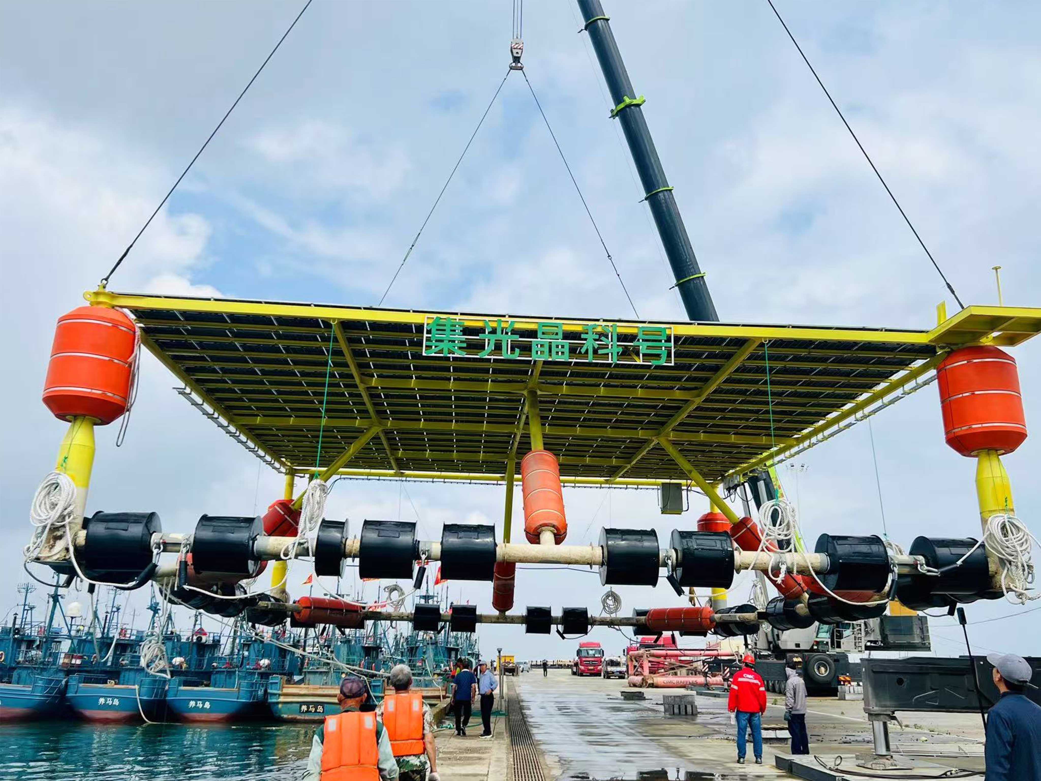 “集光晶科号”海上浮式光伏平台下海安装到位