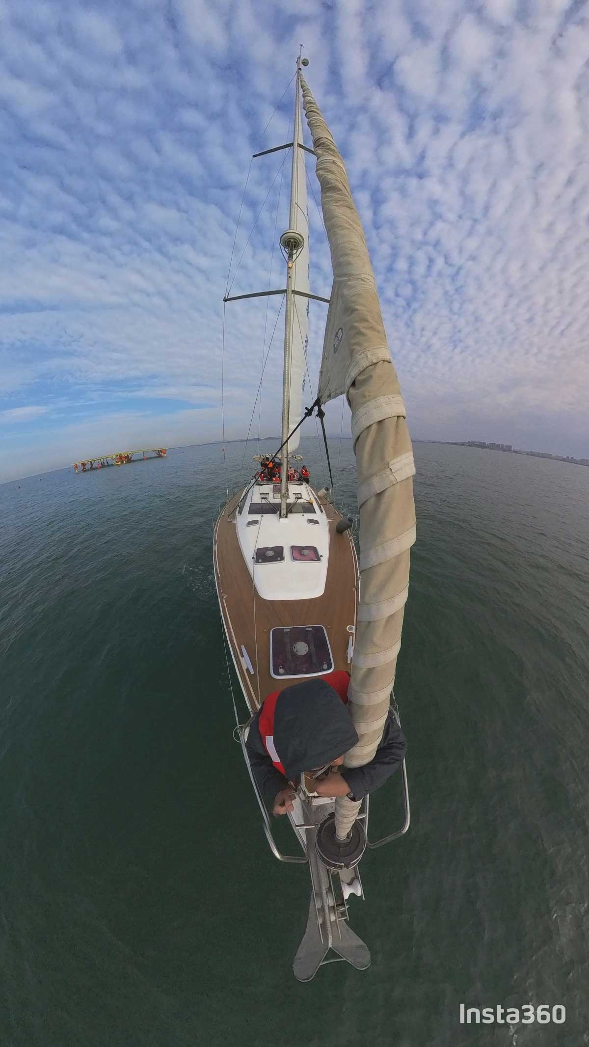 蓝天下的海上浮式光伏